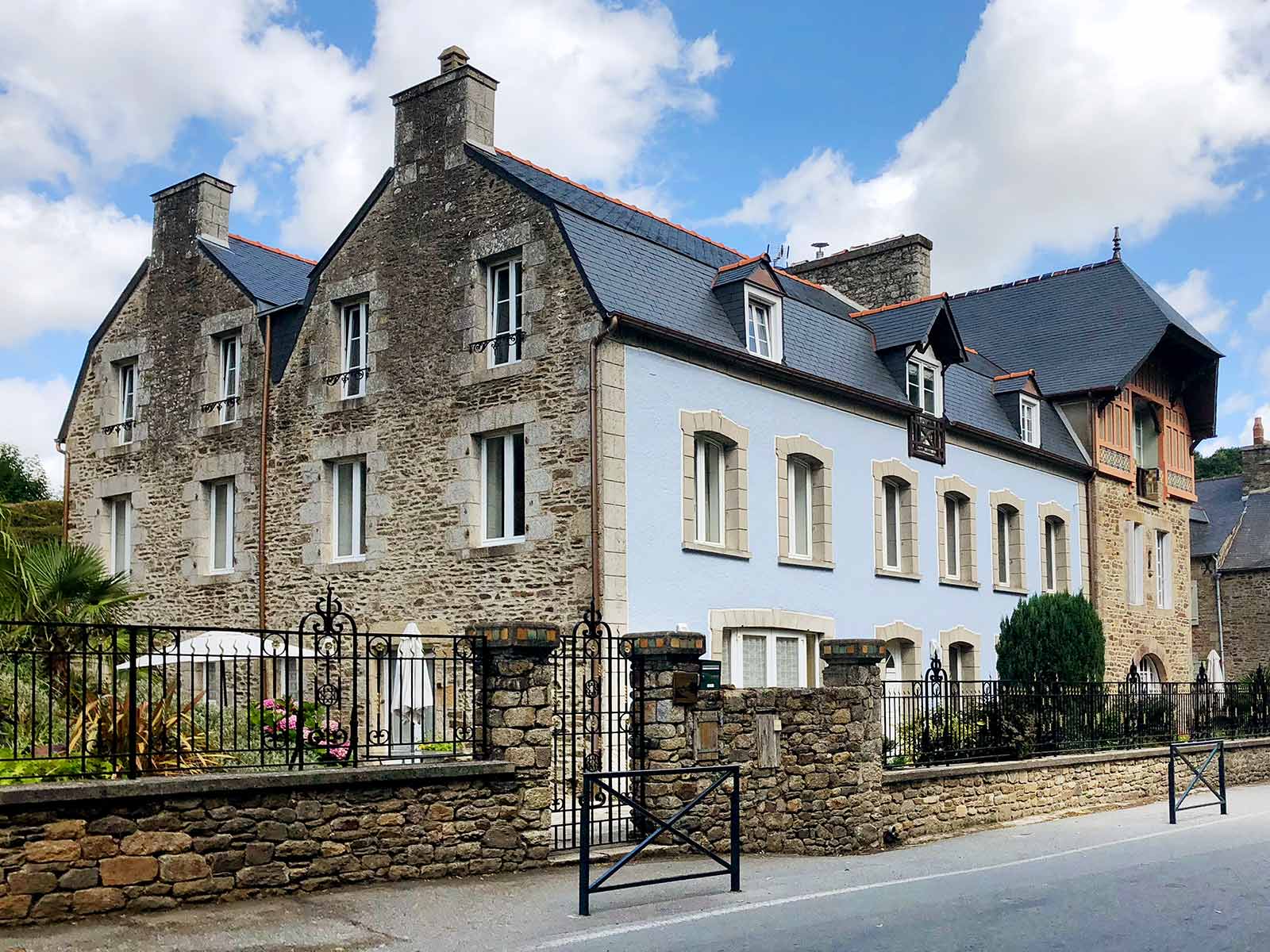 Dinan Brittany Holiday Rentals Apartments and Cottages Val Rive French Lettings | Main Building exterior