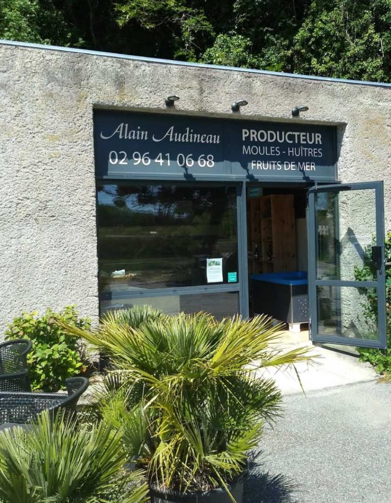 Audineau Alain near Val Rive, Dinan Self Catering Apartments and Holiday Cottage in Brittany / Restaurants and cafes