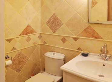 Dinan Self Catering Apartments and Holiday Cottage in Brittany Fryer Washroom Toilet and Sink