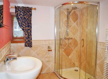 Dinan Self Catering Apartments and Holiday Cottage in Brittany Rose Cottage Shower