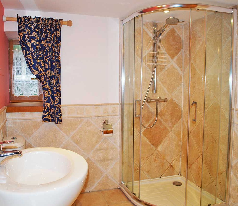 Dinan Self Catering Apartments and Holiday Cottage in Brittany Rose Cottage Shower